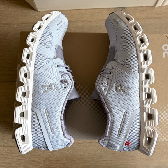 EUC on cloud 5 heather/fossil size 5.5 with original box and extra laces - Picture 5 of 16